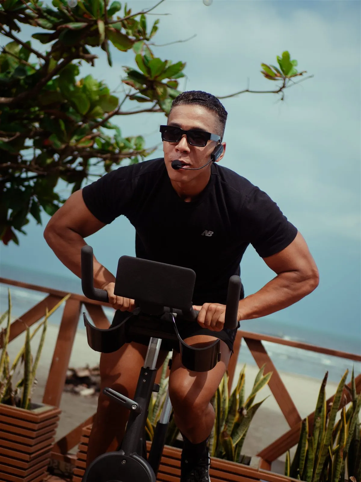Arnold Escalante dirigiendo un ride con micrófono frente al mar
